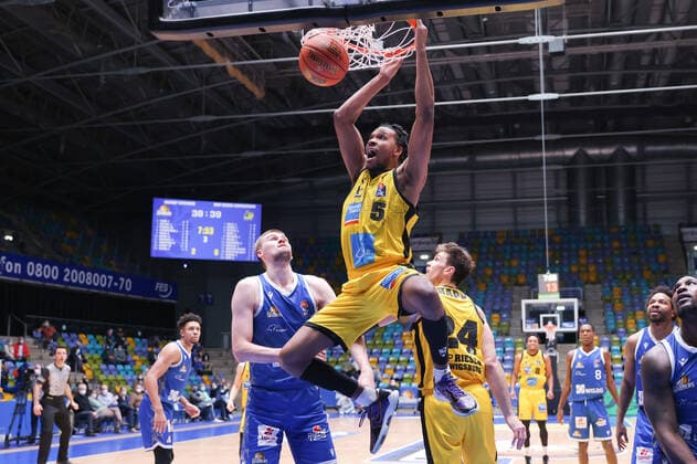 Fraport Skyliners - MHP Riesen Ludwigsburg, easyCredit-BBL Dunking von Justin Simon (Ludwigsburg, 5) gegen Matt Haarms (Fraport Skyliners, 3). Basketball-Spiel des easyCredit BBL zwischen den Fraport Skyliners und den MHP Riesen Ludwigsburg am 6. Februar 2022 in der Ballsporthalle in Frankfurt am Main., Frankfurt am Main Hessen Deutschland Ballsporthalle