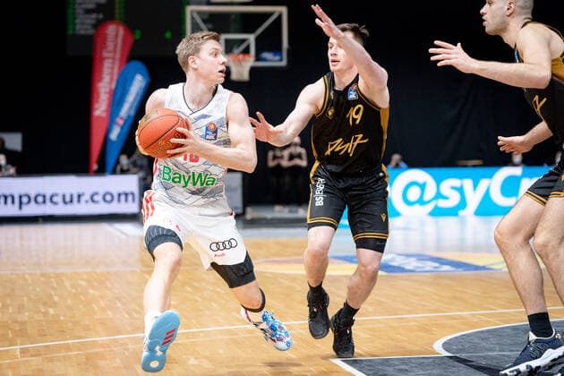 Ognjen Jaramaz (Nr. 10 FC Bayern Muenchen Basketball) gegen Ondrej Sehnal (Nr. 19 Basketball Loewen Braunschweig) Basketball Loewen Braunschweig - FC Bayern Muenchen Basketball Basketball Loewen Braunschweig - FC Bayern Muenchen Basketball, Basketball, BBL, Saison 2020 2021, 06.02.2022 Braunschweig Copyright: xEibner-Pressefoto DanielxReineltx EP_DRT