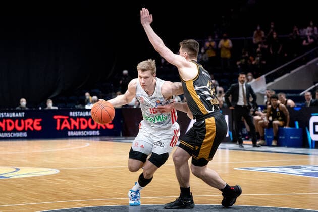 Ognjen Jaramaz (Nr. 10 FC Bayern Muenchen Basketball) gegen Ondrej Sehnal (Nr. 19 Basketball Loewen Braunschweig) Basketball Loewen Braunschweig - FC Bayern Muenchen Basketball Basketball Loewen Braunschweig - FC Bayern Muenchen Basketball, Basketball, BBL, Saison 2020 2021, 06.02.2022 Braunschweig Copyright: xEibner-Pressefoto DanielxReineltx EP_DRT