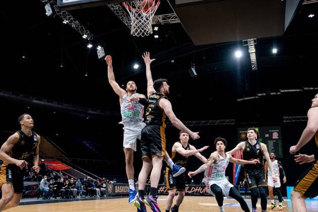 Gavin Schilling (Nr. 34 FC Bayern Muenchen Basketball) erziehlt einen Treffer gegen Owen Klaasen (Nr. 5 Basketball Loewen Braunschweig) Basketball Loewen Braunschweig - FC Bayern Muenchen Basketball Basketball Loewen Braunschweig - FC Bayern Muenchen Basketball, Basketball, BBL, Saison 2020 2021, 06.02.2022 Braunschweig Copyright: xEibner-Pressefoto DanielxReineltx EP_DRT