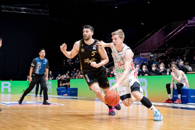 Ognjen Jaramaz (Nr. 10 FC Bayern Muenchen Basketball)gegen Owen Klaasen (Nr. 5 Basketball Loewen Braunschweig) Basketball Loewen Braunschweig - FC Bayern Muenchen Basketball Basketball Loewen Braunschweig - FC Bayern Muenchen Basketball, Basketball, BBL, Saison 2020 2021, 06.02.2022 Braunschweig Copyright: xEibner-Pressefoto DanielxReineltx EP_DRT
