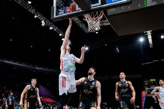 Leon Radosevic (Nr. 0 FC Bayern Muenchen Basketball) erzielt einen Treffer Basketball Loewen Braunschweig - FC Bayern Muenchen Basketball Basketball Loewen Braunschweig - FC Bayern Muenchen Basketball, Basketball, BBL, Saison 2020 2021, 06.02.2022 Braunschweig Copyright: xEibner-Pressefoto DanielxReineltx EP_DRT