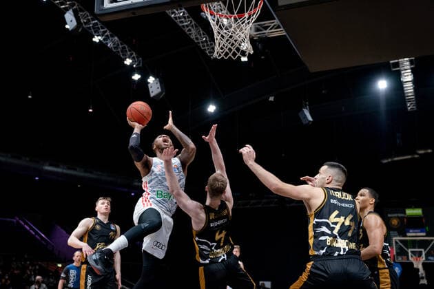 Demond Greene (Trainerassistent FC Bayern Muenchen Basketball) gegen Luc van Slooten (Nr. 4 Basketball Loewen Braunschweig) Basketball Loewen Braunschweig - FC Bayern Muenchen Basketball Basketball Loewen Braunschweig - FC Bayern Muenchen Basketball, Basketball, BBL, Saison 2020 2021, 06.02.2022 Braunschweig Copyright: xEibner-Pressefoto DanielxReineltx EP_DRT