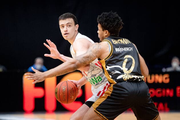 Zan Mark Sisko (Nr. 31 FC Bayern Muenchen Basketball) gegen Tookie Brown (Nr. 0 Basketball Loewen Braunschweig) Basketball Loewen Braunschweig - FC Bayern Muenchen Basketball Basketball Loewen Braunschweig - FC Bayern Muenchen Basketball, Basketball, BBL, Saison 2020 2021, 06.02.2022 Braunschweig Copyright: xEibner-Pressefoto DanielxReineltx EP_DRT
