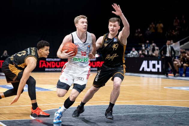 Ognjen Jaramaz (Nr. 10 FC Bayern Muenchen Basketball) gegen Ondrej Sehnal (Nr. 19 Basketball Loewen Braunschweig) Basketball Loewen Braunschweig - FC Bayern Muenchen Basketball Basketball Loewen Braunschweig - FC Bayern Muenchen Basketball, Basketball, BBL, Saison 2020 2021, 06.02.2022 Braunschweig Copyright: xEibner-Pressefoto DanielxReineltx EP_DRT