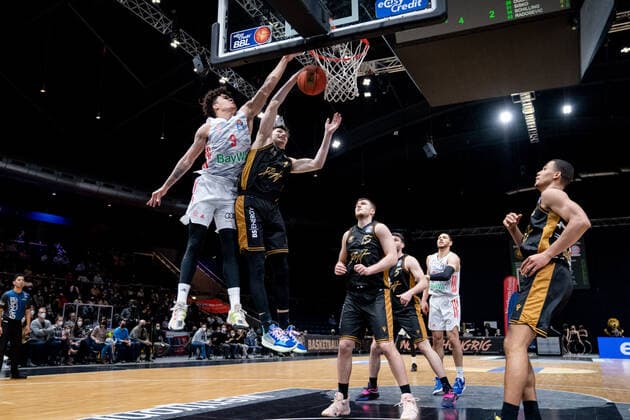 Benedikt Turudic (Nr. 44 Basketball Loewen Braunschweig) verteidigt gegen Joshua Obiesie (Nr. 9 FC Bayern Muenchen Basketball) Basketball Loewen Braunschweig - FC Bayern Muenchen Basketball Basketball Loewen Braunschweig - FC Bayern Muenchen Basketball, Basketball, BBL, Saison 2020 2021, 06.02.2022 Braunschweig Copyright: xEibner-Pressefoto DanielxReineltx EP_DRT