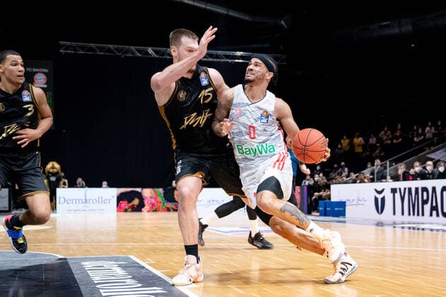 Nick Weiler-Babb (Nr. 0 FC Bayern Muenchen Basketball) gegen Martin Peterka (Nr. 15 Basketball Loewen Braunschweig) Basketball Loewen Braunschweig - FC Bayern Muenchen Basketball Basketball Loewen Braunschweig - FC Bayern Muenchen Basketball, Basketball, BBL, Saison 2020 2021, 06.02.2022 Braunschweig Copyright: xEibner-Pressefoto DanielxReineltx EP_DRT