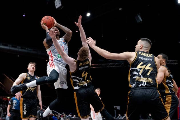 Demond Greene (Trainerassistent FC Bayern Muenchen Basketball) gegen Luc van Slooten (Nr. 4 Basketball Loewen Braunschweig) Basketball Loewen Braunschweig - FC Bayern Muenchen Basketball Basketball Loewen Braunschweig - FC Bayern Muenchen Basketball, Basketball, BBL, Saison 2020 2021, 06.02.2022 Braunschweig Copyright: xEibner-Pressefoto DanielxReineltx EP_DRT