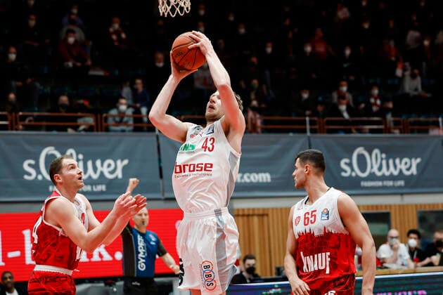 Mitte Christian Sengfelder (Brose Bamberg, 43) link Felix Hoffmann (s.oliver Würzburg, 34) rechts Filip Stanic (s.oliver Würzburg, 65) s.oliver Würzburg Wuerzburg - Brose Bamberg - easyCredit-BBL - Basketball Bundesliga Saison 2021 22 Spieltag 20, 06.02.2022 Würzburg, tectake ARENA Copyright: DanielxLöb