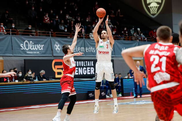 Dreier von Dominic Lockhart (Brose Bamberg, 03), MItte s.oliver Würzburg Wuerzburg - Brose Bamberg - easyCredit-BBL - Basketball Bundesliga Saison 2021 22 Spieltag 20, 06.02.2022 Würzburg, tectake ARENA Copyright: DanielxLöb