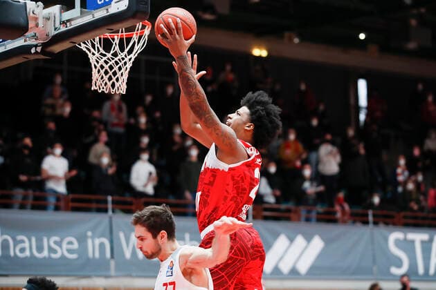 06.02.2022, s.Oliver Wuerzburg vs. Brose Bamberg, easyCredit BBL, 20. Spieltag, GER, Wuerzburg, tectake-ARENA, Bild: v.li. Tomas Kyzlink (Brose Bamberg) gegen Desi Rodriguez (s.Oliver Wuerzburg) Copyright: HMBxMedia xJulienxBecker
