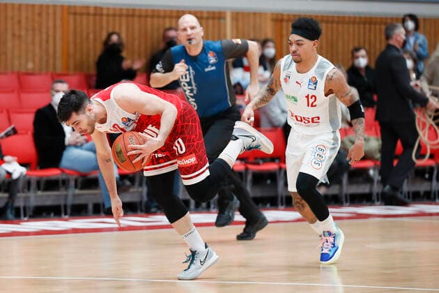 06.02.2022, s.Oliver Wuerzburg vs. Brose Bamberg, easyCredit BBL, 20. Spieltag, GER, Wuerzburg, tectake-ARENA, Bild: v.li. Luciano Parodi (s.Oliver Wuerzburg) gegen Justin Robinson (Brose Bamberg) Copyright: HMBxMedia xJulienxBecker