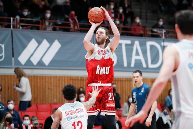 06.02.2022, s.Oliver Wuerzburg vs. Brose Bamberg, easyCredit BBL, 20. Spieltag, GER, Wuerzburg, tectake-ARENA, Bild: v.li. Justin Robinson (Brose Bamberg) gegen Craig Moller (s.Oliver Wuerzburg) Copyright: HMBxMedia xJulienxBecker