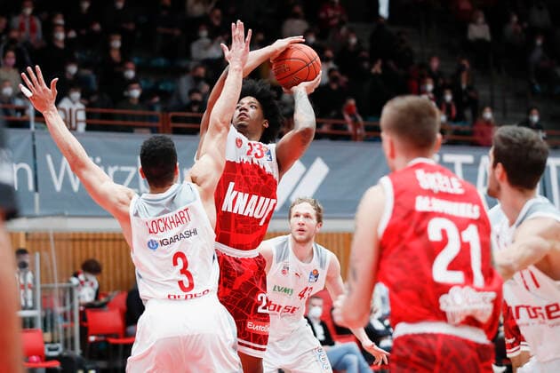 06.02.2022, s.Oliver Wuerzburg vs. Brose Bamberg, easyCredit BBL, 20. Spieltag, GER, Wuerzburg, tectake-ARENA, Bild: v.li. Dominic Lockhart (Brose Bamberg), Desi Rodriguez (s.Oliver Wuerzburg) und Christian Sengfelder (Brose Bamberg) Copyright: HMBxMedia xJulienxBecker
