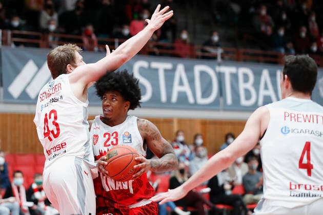 06.02.2022, s.Oliver Wuerzburg vs. Brose Bamberg, easyCredit BBL, 20. Spieltag, GER, Wuerzburg, tectake-ARENA, Bild: v.li. Christian Sengfelder (Brose Bamberg) gegen Desi Rodriguez (s.Oliver Wuerzburg) Copyright: HMBxMedia xJulienxBecker