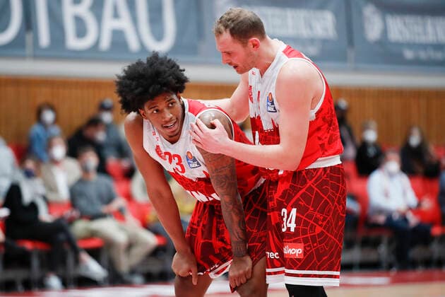 06.02.2022, s.Oliver Wuerzburg vs. Brose Bamberg, easyCredit BBL, 20. Spieltag, GER, Wuerzburg, tectake-ARENA, Bild: v.li. Desi Rodriguez (s.Oliver Wuerzburg) und Felix Hoffmann (s.Oliver Wuerzburg) unterhalten sich Copyright: HMBxMedia xJulienxBecker