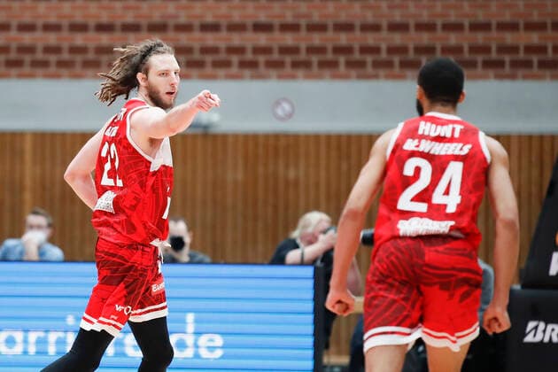06.02.2022, s.Oliver Wuerzburg vs. Brose Bamberg, easyCredit BBL, 20. Spieltag, GER, Wuerzburg, tectake-ARENA, Bild: v.li. Jubel bei Craig Moller (s.Oliver Wuerzburg) und Cameron Hunt (s.Oliver Wuerzburg) nach einem erfolgreichen Dreier Copyright: HMBxMedia xJulienxBecker