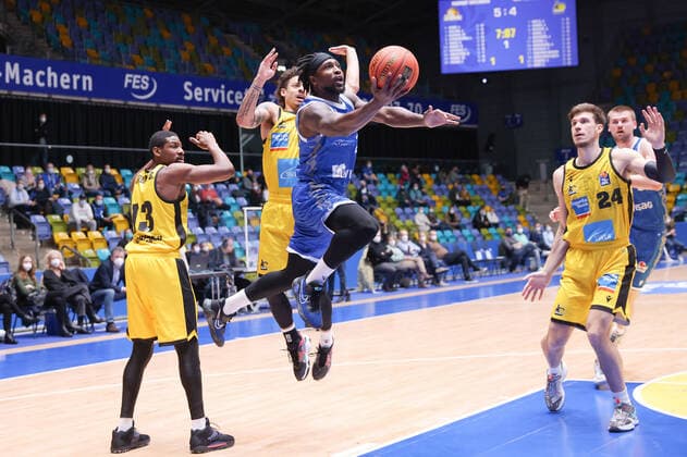 Fraport Skyliners - MHP Riesen Ludwigsburg, easyCredit-BBL Will Cherry (Fraport Skyliners, 29) steigt hoch zum Korb, vorbei an Yorman Polas Bartolo (Ludwigsburg, 1), Jonah Radebaugh (Ludwigsburg, 12) und Ethan Happ (Ludwigsburg, 24). Basketball-Spiel des easyCredit BBL zwischen den Fraport Skyliners und den MHP Riesen Ludwigsburg am 6. Februar 2022 in der Ballsporthalle in Frankfurt am Main., Frankfurt am Main Hessen Deutschland Ballsporthalle