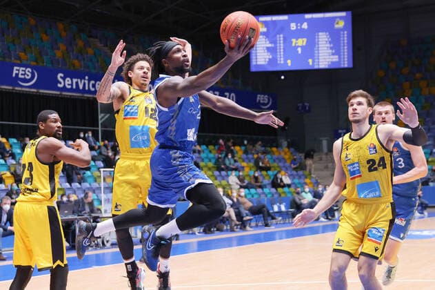 Fraport Skyliners - MHP Riesen Ludwigsburg, easyCredit-BBL Will Cherry (Fraport Skyliners, 29) steigt hoch zum Korb, vorbei an Yorman Polas Bartolo (Ludwigsburg, 1), Jonah Radebaugh (Ludwigsburg, 12) und Ethan Happ (Ludwigsburg, 24). Basketball-Spiel des easyCredit BBL zwischen den Fraport Skyliners und den MHP Riesen Ludwigsburg am 6. Februar 2022 in der Ballsporthalle in Frankfurt am Main., Frankfurt am Main Hessen Deutschland Ballsporthalle