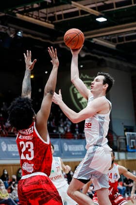 rechts Omar Prewitt (Brose Bamberg, 04) links Desi Rodriguez (s.oliver Würzburg, 23) s.oliver Würzburg Wuerzburg - Brose Bamberg - easyCredit-BBL - Basketball Bundesliga Saison 2021 22 Spieltag 20, 06.02.2022 Würzburg, tectake ARENA Copyright: DanielxLöb