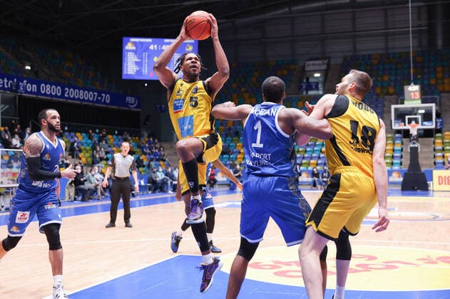 Fraport Skyliners - MHP Riesen Ludwigsburg, easyCredit-BBL Justin Simon (Ludwigsburg, 5) steigt hoch zum Korb. Rechts vorn Jamel McLean (Fraport Skyliners, 1) und Jonas Wohlfarth-Bottermann (Ludwigsburg, 18). Basketball-Spiel des easyCredit BBL zwischen den Fraport Skyliners und den MHP Riesen Ludwigsburg am 6. Februar 2022 in der Ballsporthalle in Frankfurt am Main., Frankfurt am Main Hessen Deutschland Ballsporthalle