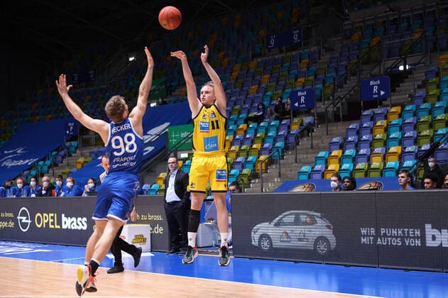 Fraport Skyliners - MHP Riesen Ludwigsburg, easyCredit-BBL Distanzwurf von Lukas Herzog (Ludwigsburg, 1) gegen Felix Hecker (Fraport Skyliners, 98). Basketball-Spiel des easyCredit BBL zwischen den Fraport Skyliners und den MHP Riesen Ludwigsburg am 6. Februar 2022 in der Ballsporthalle in Frankfurt am Main., Frankfurt am Main Hessen Deutschland Ballsporthalle