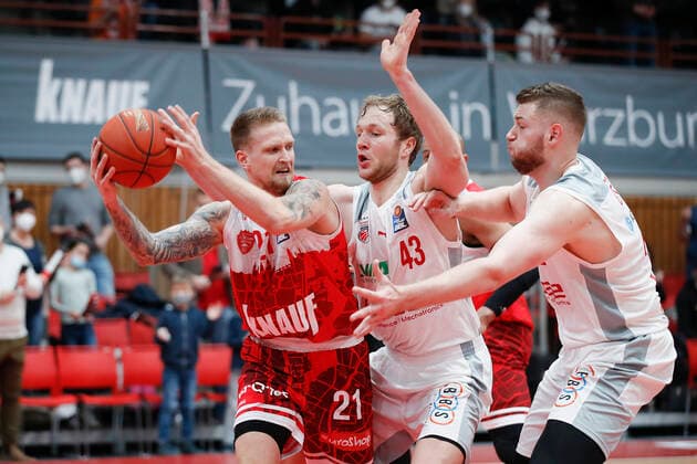 06.02.2022, s.Oliver Wuerzburg vs. Brose Bamberg, easyCredit BBL, 20. Spieltag, GER, Wuerzburg, tectake-ARENA, Bild: v.li. Aigars Skele (s.Oliver Wuerzburg), Christian Sengfelder (Brose Bamberg) und Martinas Geben (Brose Bamberg) Copyright: HMBxMedia xJulienxBecker