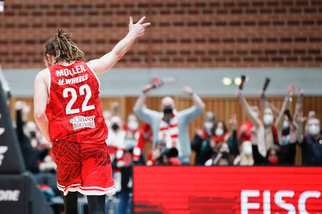 06.02.2022, s.Oliver Wuerzburg vs. Brose Bamberg, easyCredit BBL, 20. Spieltag, GER, Wuerzburg, tectake-ARENA, Bild: Jubel bei Craig Moller (s.Oliver Wuerzburg) nach einem erfolgreichem Dreier Copyright: HMBxMedia xJulienxBecker