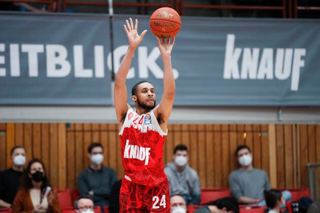 06.02.2022, s.Oliver Wuerzburg vs. Brose Bamberg, easyCredit BBL, 20. Spieltag, GER, Wuerzburg, tectake-ARENA, Bild: Cameron Hunt (s.Oliver Wuerzburg) mit dem Dreier Copyright: HMBxMedia xJulienxBecker