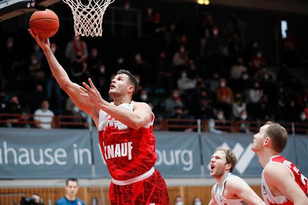 06.02.2022, s.Oliver Wuerzburg vs. Brose Bamberg, easyCredit BBL, 20. Spieltag, GER, Wuerzburg, tectake-ARENA, Bild: v.li. Filip Stanic (s.Oliver Wuerzburg), Christian Sengfelder (Brose Bamberg) und Felix Hoffmann (s.Oliver Wuerzburg) Copyright: HMBxMedia xJulienxBecker