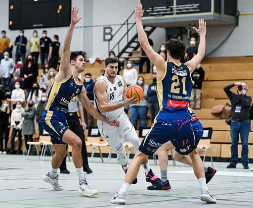 06.02.2022, xpsx, Basketball 2.Bundesliga Pro B, White Wings Hanau - SV Oberhaching Tropics v.l. Bernhard Benke (Oberhaching), Matthias Fichtner (Hanau), Fynn Fischer (Oberhaching) Hanau Hessen Deutschland (DEU)