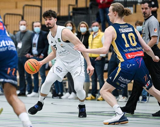 06.02.2022, xpsx, Basketball 2.Bundesliga Pro B, White Wings Hanau - SV Oberhaching Tropics v.l. Stefan Vasovic (Hanau), Moritz Noeres (Oberhaching) Hanau Hessen Deutschland (DEU)