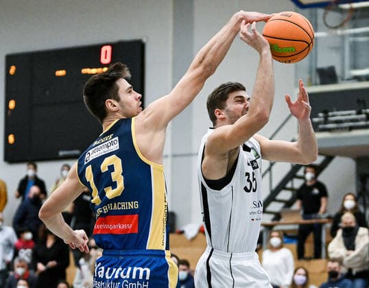 06.02.2022, xpsx, Basketball 2.Bundesliga Pro B, White Wings Hanau - SV Oberhaching Tropics v.l. Bernhard Benke (Oberhaching), Matthias Fichtner (Hanau) Hanau Hessen Deutschland (DEU)