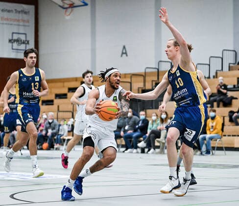 06.02.2022, xpsx, Basketball 2.Bundesliga Pro B, White Wings Hanau - SV Oberhaching Tropics v.l. Dewrell Tisdale Jr. (Hanau), Moritz Noeres (Oberhaching) Hanau Hessen Deutschland (DEU)