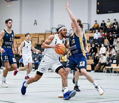 06.02.2022, xpsx, Basketball 2.Bundesliga Pro B, White Wings Hanau - SV Oberhaching Tropics v.l. Dewrell Tisdale Jr. (Hanau), Moritz Noeres (Oberhaching) Hanau Hessen Deutschland (DEU)
