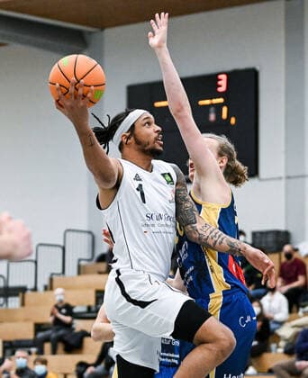 06.02.2022, xpsx, Basketball 2.Bundesliga Pro B, White Wings Hanau - SV Oberhaching Tropics v.l. Dewrell Tisdale Jr. (Hanau), Moritz Noeres (Oberhaching) Hanau Hessen Deutschland (DEU)