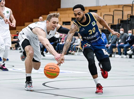 06.02.2022, xpsx, Basketball 2.Bundesliga Pro B, White Wings Hanau - SV Oberhaching Tropics v.l. Victor Demetrio (Hanau), Omari Knox (Oberhaching) Hanau Hessen Deutschland (DEU)