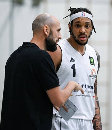 06.02.2022, xpsx, Basketball 2.Bundesliga Pro B, White Wings Hanau - SV Oberhaching Tropics v.l. Trainer Head Coach Kamil Stanislaw Piechucki (Hanau), Dewrell Tisdale Jr. (Hanau) Hanau Hessen Deutschland (DEU)