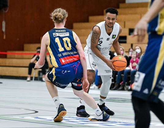 06.02.2022, xpsx, Basketball 2.Bundesliga Pro B, White Wings Hanau - SV Oberhaching Tropics v.l. Moritz Noeres (Oberhaching), Dion Mohammed Braimoh (Hanau) Hanau Hessen Deutschland (DEU)