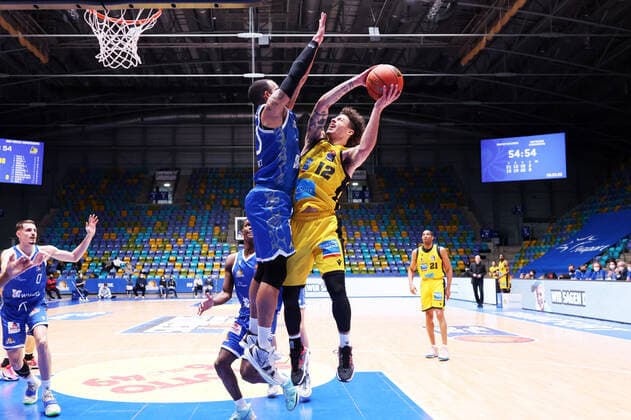 Fraport Skyliners - MHP Riesen Ludwigsburg, easyCredit-BBL Rasheed Moore (Fraport Skyliners, 20) verteidigt gegen Jonah Radebaugh (Ludwigsburg, 12). Basketball-Spiel des easyCredit BBL zwischen den Fraport Skyliners und den MHP Riesen Ludwigsburg am 6. Februar 2022 in der Ballsporthalle in Frankfurt am Main., Frankfurt am Main Hessen Deutschland Ballsporthalle