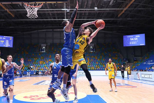 Fraport Skyliners - MHP Riesen Ludwigsburg, easyCredit-BBL Rasheed Moore (Fraport Skyliners, 20) verteidigt gegen Jonah Radebaugh (Ludwigsburg, 12). Basketball-Spiel des easyCredit BBL zwischen den Fraport Skyliners und den MHP Riesen Ludwigsburg am 6. Februar 2022 in der Ballsporthalle in Frankfurt am Main., Frankfurt am Main Hessen Deutschland Ballsporthalle