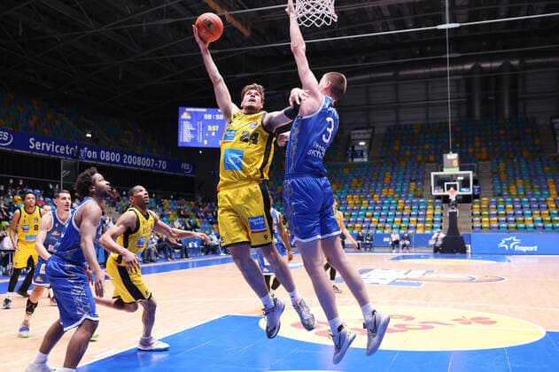 Fraport Skyliners - MHP Riesen Ludwigsburg, easyCredit-BBL Ethan Happ (Ludwigsburg, 24) gegen Matt Haarms (Fraport Skyliners, 3). Basketball-Spiel des easyCredit BBL zwischen den Fraport Skyliners und den MHP Riesen Ludwigsburg am 6. Februar 2022 in der Ballsporthalle in Frankfurt am Main., Frankfurt am Main Hessen Deutschland Ballsporthalle