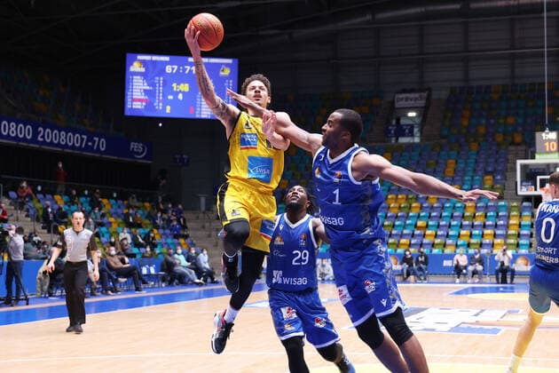 Fraport Skyliners - MHP Riesen Ludwigsburg, easyCredit-BBL Foul von Jamel McLean (Fraport Skyliners, 1) an Jonah Radebaugh (Ludwigsburg, 12). Basketball-Spiel des easyCredit BBL zwischen den Fraport Skyliners und den MHP Riesen Ludwigsburg am 6. Februar 2022 in der Ballsporthalle in Frankfurt am Main., Frankfurt am Main Hessen Deutschland Ballsporthalle