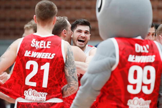 06.02.2022, s.Oliver Wuerzburg vs. Brose Bamberg, easyCredit BBL, 20. Spieltag, GER, Wuerzburg, tectake-ARENA, Bild: v.li. Jubel nach dem Sieg bei Felix Hoffmann (s.Oliver Wuerzburg) und Luciano Parodi (s.Oliver Wuerzburg) Copyright: HMBxMedia xJulienxBecker