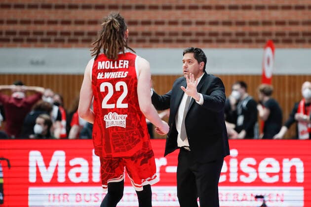 06.02.2022, s.Oliver Wuerzburg vs. Brose Bamberg, easyCredit BBL, 20. Spieltag, GER, Wuerzburg, tectake-ARENA, Bild: v.li. Craig Moller (s.Oliver Wuerzburg) und Headcoach Sasa Filipovski (s.Oliver Wuerzburg) besprechen sich Copyright: HMBxMedia xJulienxBecker