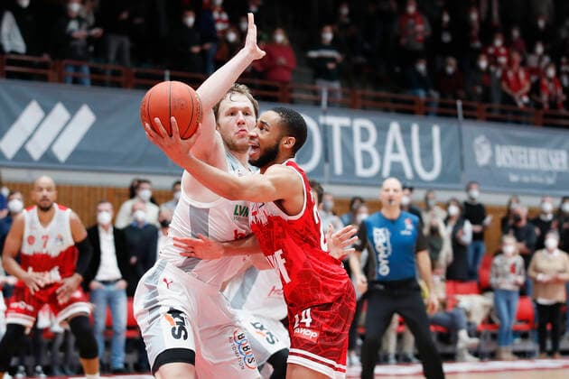 06.02.2022, s.Oliver Wuerzburg vs. Brose Bamberg, easyCredit BBL, 20. Spieltag, GER, Wuerzburg, tectake-ARENA, Bild: v.li. Christian Sengfelder (Brose Bamberg) gegen Cameron Hunt (s.Oliver Wuerzburg) Copyright: HMBxMedia xJulienxBecker