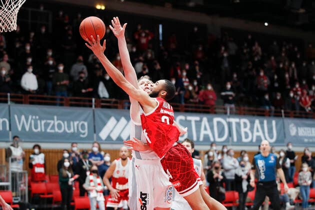 06.02.2022, s.Oliver Wuerzburg vs. Brose Bamberg, easyCredit BBL, 20. Spieltag, GER, Wuerzburg, tectake-ARENA, Bild: v.li. Christian Sengfelder (Brose Bamberg) gegen Cameron Hunt (s.Oliver Wuerzburg) Copyright: HMBxMedia xJulienxBecker