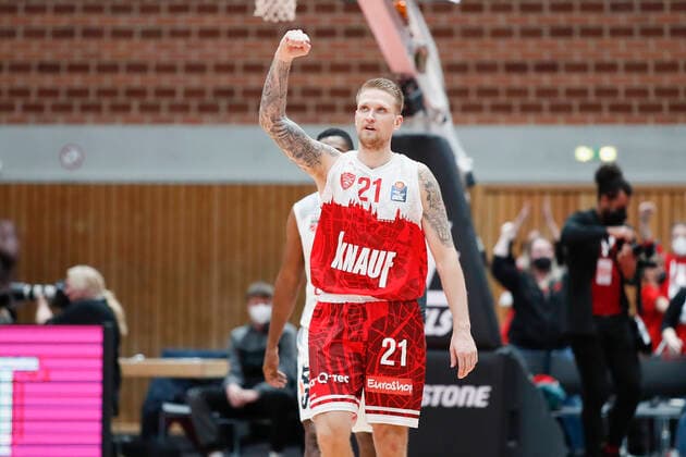 06.02.2022, s.Oliver Wuerzburg vs. Brose Bamberg, easyCredit BBL, 20. Spieltag, GER, Wuerzburg, tectake-ARENA, Bild: Jubel nach dem Sieg bei Aigars Skele (s.Oliver Wuerzburg) Copyright: HMBxMedia xJulienxBecker