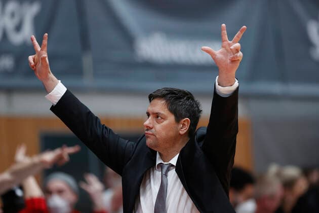 06.02.2022, Basketball, BBL, s.Oliver Wuerzburg - Brose Bamberg, GER, Wuerzburg, tectake Arena Bild: v. li. Headcoach Sasa Filipovski (s.Oliver Wuerzburg) Copyright: HMBxMedia xHeikoxBecker