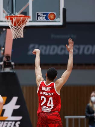 06.02.2022, Basketball, BBL, s.Oliver Wuerzburg - Brose Bamberg, GER, Wuerzburg, tectake Arena Bild: v. li. Cameron Hunt (s.Oliver Wuerzburg) mit dem entscheidenden Freiwurf zum 90:89 Copyright: HMBxMedia xHeikoxBecker